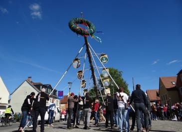 Hoch der Maibaum