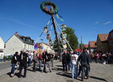 Hoch der Maibaum